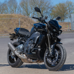 Osłony reflektorów Pyramid Tech Black Yamaha MT-10 2022-Aktualne