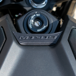 Ozdoba na zbiornik paliwa w kształcie piramidy Matowa czerń Yamaha MT-09 z SP 2024-Aktualne
