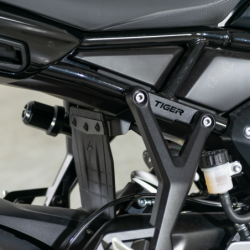 Osłona amortyzatora Pyramid Czarna Triumph Tiger Sport 800 2025-Aktualna