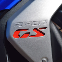 Naklejki Pyramid BMW R 1300 GS Wkładka panelu wypełniającego Czerwona Zestaw 2 szt.